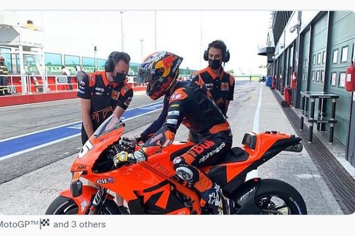 Calon debutan MotoGP 2022, Raul Fernandez, di atas motor KTM Tech3 pada tes Misano. 