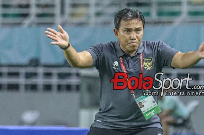 Pelatih timnas U-17 Indonesia, Bima Sakti, sedang memberikan intruksi kepada para pemainnya di Stadion Gelora Bung Tomo, Surabaya, Jawa Timur, Senin (13/11/2023).