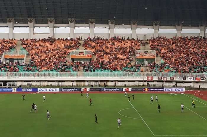 Suasana pertandingan antara Tira Persikabo kontra Persija Jakarta di Stadion Pakansari, Kabupaten Bogor, Minggu (17/2/2019).