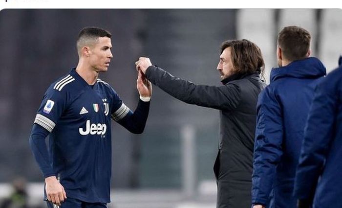 Megabintang Juventus, Cristiano Ronaldo, bersalaman dengan pelatih Andrea Pirlo.