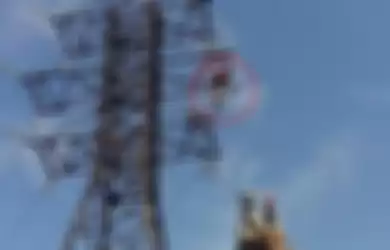 Nikolay Kompaniets (16) memanjat menara listrik bertegangan tinggi untuk mengambil selfie 