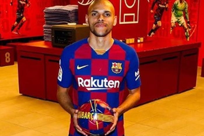 Penyerang anyar Barcelona, Martin Braithwaite, saat diperkenalkan secara resmi pada Kamis (20/2/2020) waktu setempat.