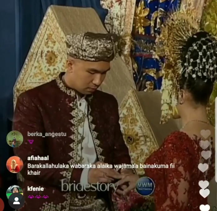 Indra memasangkan cincin ke jari Nikita Willy