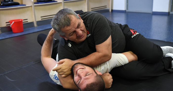 Abdulmanap Nurmagomedov (atas) dan Khabib Nurmagomedov (bawah) saat keduanya berlatih bersama.