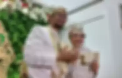 Andri Irwan dan Roro Fitria usai akad nikah di hotel di kawasan Kemang, Jakarta Selatan, Rabu (29/12/2021).