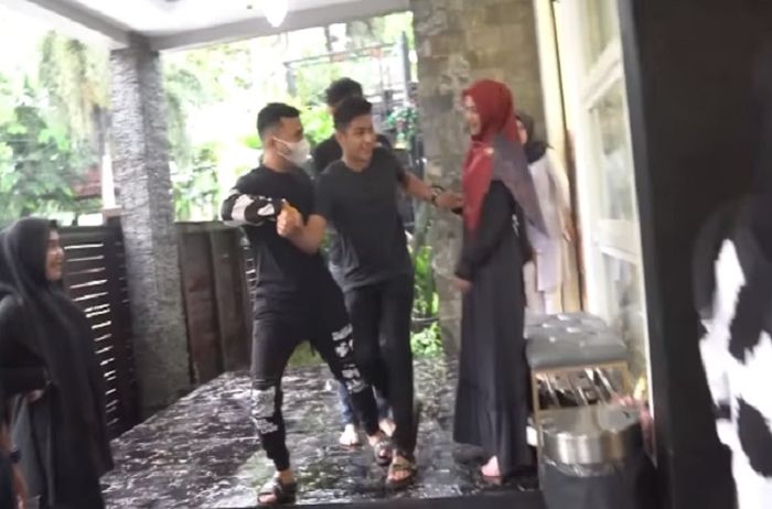 Putra Siregar, Teuku Ryan, dan Ria Ricis di depan rumahnya. 
