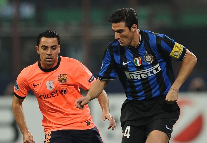 Xavi (kiri) membayangi Javier Zanetti dalam duel Liga Champions antara Inter Milan vs Barcelona di San Siro, Milano (20/4/2010).