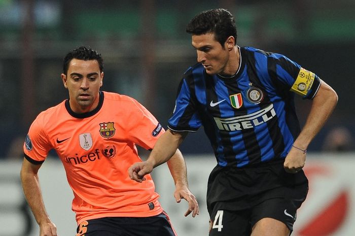Xavi (kiri) membayangi Javier Zanetti dalam duel Liga Champions antara Inter Milan vs Barcelona di San Siro, Milano (20/4/2010).
