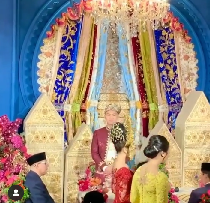 Indra Priawan terus memandangi sang istri