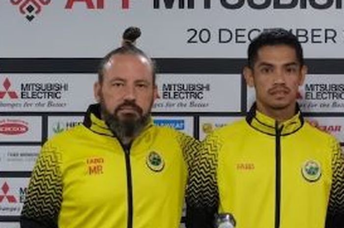 Pelatih Timnas Brunei Darrusalam (Mario Rivera Campesino) dan pemain Hendra Azam