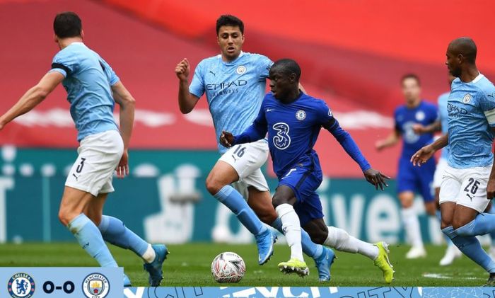 Gelandang Chelsea, N'Golo Kante, beraksi dalam laga semifinal Piala FA kontra Manchester City di Stadion Wembley, Sabtu (17/4/2021).