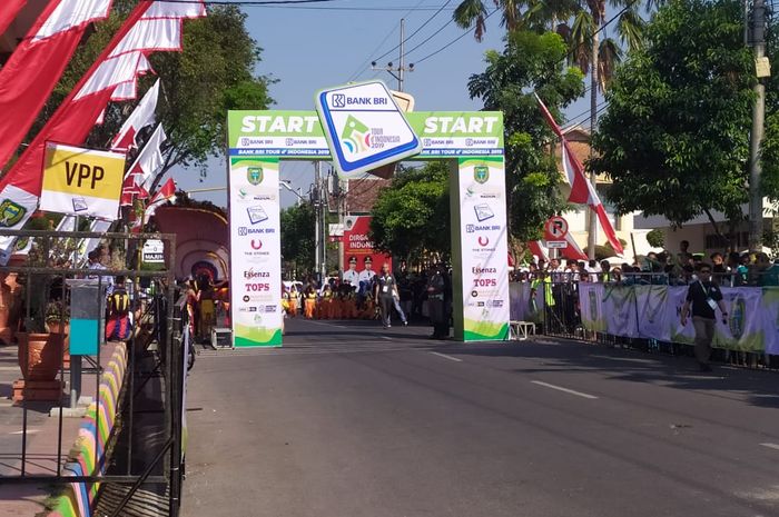 Suasana sesaat sebelum start etape kedua Tour d'Indonesia di Alun-alun Madiun, Selasa (20/8/2019)