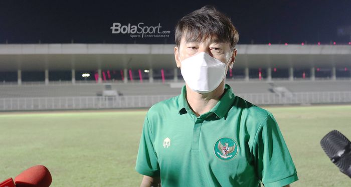 Pelatih timnas Indonesia, Shin Tae-yong, sedang memberikan keterangan kepada awak media di Stadion Madya, Senayan, Jakarta, 11 Mei 2021.