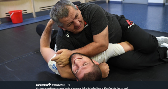 Abdulmanap Nurmagomedov (atas) dan Khabib Nurmagomedov (bawah) saat keduanya berlatih bersama. 