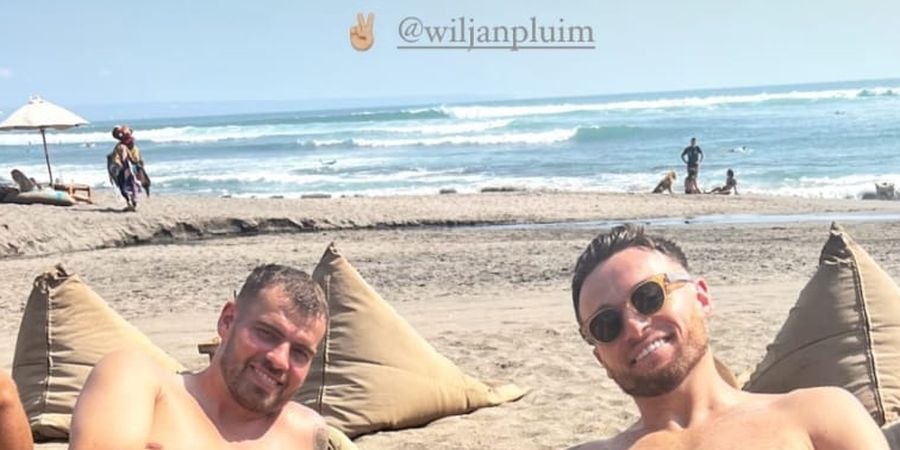 Disaat Huru-hara Pemecatannya Ramai Dibahas, Wiljan Pluim Justru Lagi Santai di Pantai Bareng Marc Klok