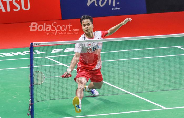 Indonesian men's singles badminton athlete, Anthony Sinisuka Ginting (Anthony Ginting), competes at Istora Senayan, Jakarta on June 10, 2022.
