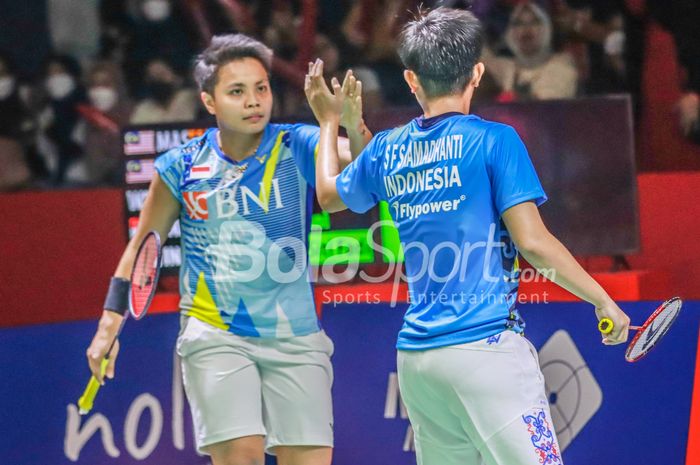 Atlet bulutangkis ganda putri Indonesia, Apriyani Rahayu dan Siti Fadia Silva Ramadhanti, sedang memberikan semangat dengan simbol salaman di Istora Senayan, Jakarta, 11 Juni 2022.