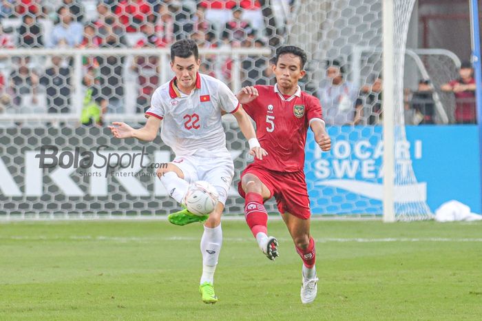 Bek Timnas Indonesia Rizky Ridho berduel dengan striker Vietnam Nguyen Tien Linh (kiri) pada leg pertama semifinal Piala AFF 2022 di SUGBK, Jakarta, Jumat (6/1/2023).