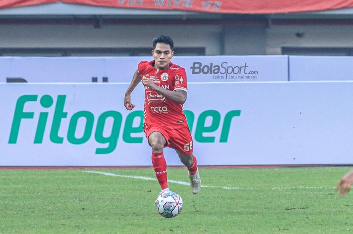 Bek sayap kanan Persija Jakarta, Frengky Deaner Missa (Frengky Missa), sedang menguasai bola ketika bertanding di Stadion Patriot Candrabhaga, Bekasi, Jawa Barat, 31 Juli 2022.