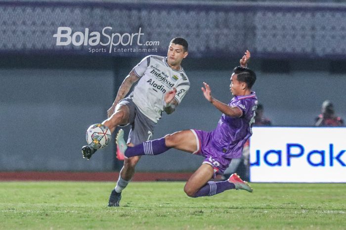 Striker asing Persib Bandung, Ciro Alves (kiri), sedang menguasai bola dan berusaha dihalau pemain Persita Tangerang bernama Mario Jardel (kanan) dalam laga pekan ke-33 Liga 1 2022 di Stadion Indomilk Arena, Tangerang, Banten, Minggu (9/4/2023) malam.