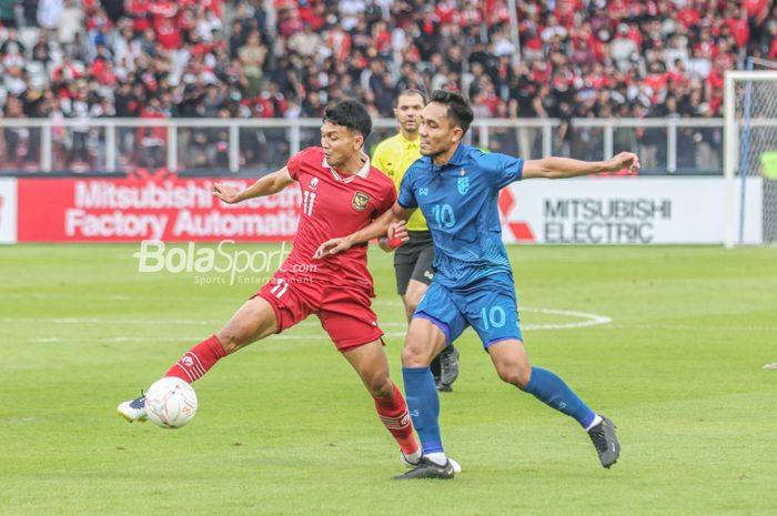 Duel antara Dendy Sulistyawan dan Teerasil Dangda pada laga timnas Indonesia vs Thailand di Stadion Utama Gelora Bung Karno, Jakarta pada Kamis (29/12/2022)
