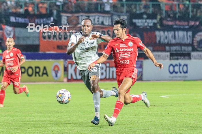 Victor Igbonedo berduel dengan Aji Kusuma pada laga Persib vs Persija di Stadion Patriot, Jumat (31/3/2023).