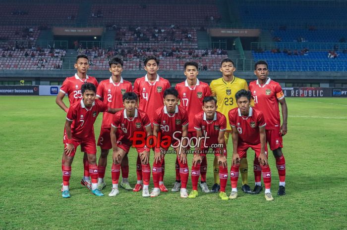 Skuad timnas U-17 Indonesia sedang berfoto bersama di Stadion Patriot Candrabhaga, Bekasi, Jawa Barat, Rabu (30/8/2023) malam. Indonesia bakal berlaga di Piala Dunia U-17 sebagai tim debutan.