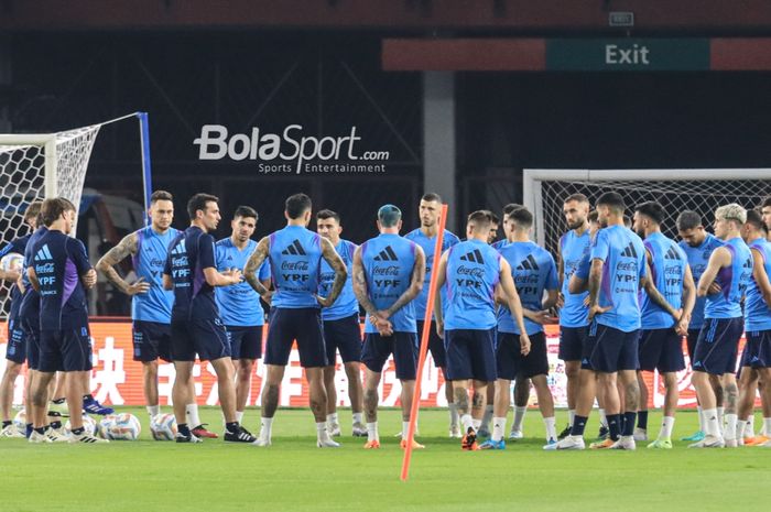 Timnas Argentina sedang melakukan briefing jelang berlatih di Stadion Utama Gelora Bung Karno, Senayan, Jakarta, Minggu (18/6/2023) malam.