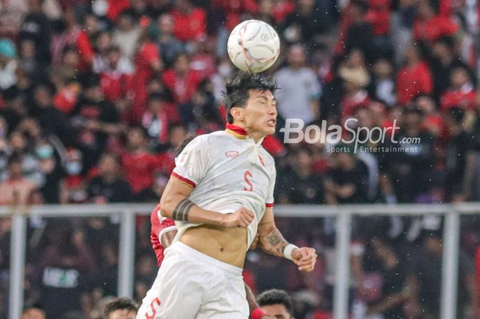 Bek sayap kiri timnas Vietnam, Doan Van Hau, tampak sedang menyundul bola saat berlaga pada leg pertama semifinal Piala AFF 2022 di Stadion Gelora Bung Karno, Senayan, Jakarta, 6 Desember 2023.