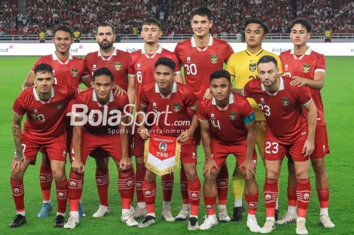 Skuad Timnas Indonesia berfoto menjelang FIFA Matchday kontra Argentina di Stadion Utama Gelora Bung Karno, Jakarta, Senin (19/6/2023) malam.
