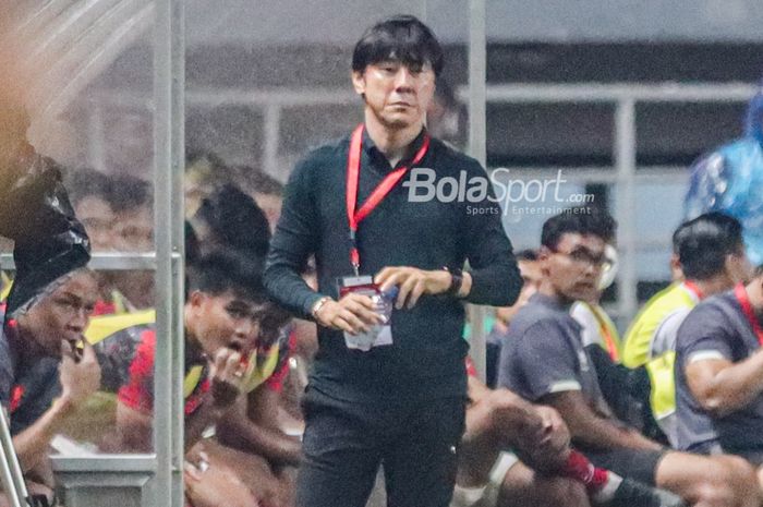 Pelatih timnas Indonesia, Shin Tae-yong, nampak sedang memantau para pemainnya saat bertanding di Stadion Pakansari, Bogor, Jawa Barat, 27 September 2022.