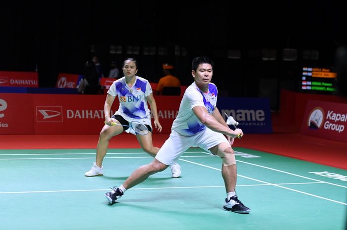 Pasangan ganda campuran Praveen Jordan/Melati Daeva Oktavianti saat bertanding melawan wakil India, Dhruv Kapila/Reddy N Sikki, pada babak kesatu Indonesia Masters 2021 di Bali International Convention Centre &amp; Westin Resort, Nusa Dua, Bali, Rabu (17/11/2021).