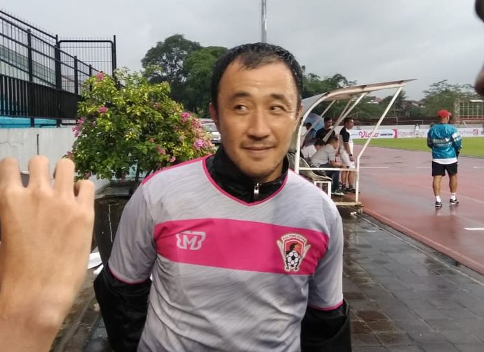 Pemain impor Kalteng Putra, Yoo Hyun-goo, berbicara kepada awak media di Stadion Moch. Soebroto, magelang,Selasa (5/3/2019).