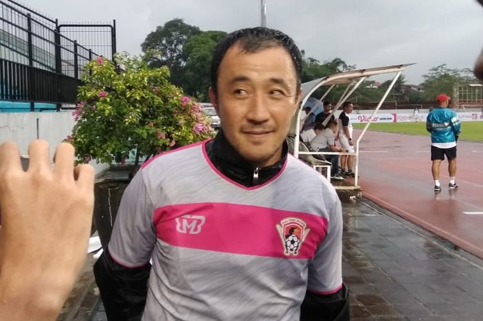 Pemain impor Kalteng Putra, Yoo Hyun-goo, berbicara kepada awak media di Stadion Moch. Soebroto, magelang,Selasa (5/3/2019).