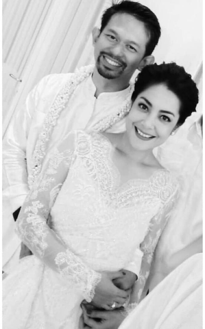 Lulu Tobing kenakan kebaya di hari pernikahannya dengan Bani M Mulya cucu Raja Kapal Soedarpo Sastrosatomo