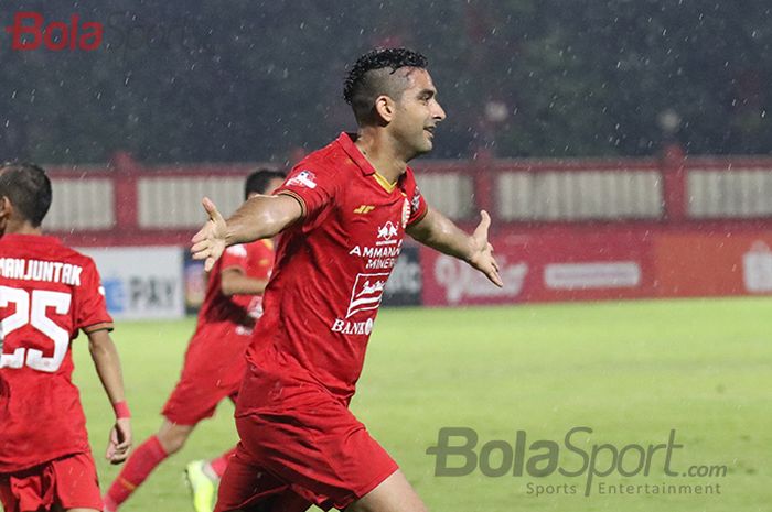Bek Persija Jakarta, Otavio Dutra, melakukan selebrasi ketika berhasil mencetak gol ketika laga Bhayangkara FC malawan Persija Jakarta di Stadion PTIK, Melawai, Jakarta Selatan (14/3/2020)
