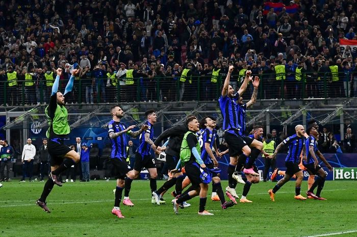 Inter Milan merayakan kelolosan ke final Liga Champions usai menekuk AC Milan di San Siro (16/5/2023).