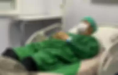 Ustaz Yusuf Mansur terbaring di atas ranjang rumah sakit.