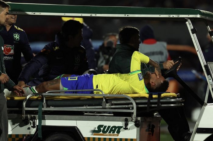 Neymar menangis karena cedera dan diangkut keluar lapangan dalam partai Kualifikasi Piala Dunia 2026 timnas Brasil melawan timnas Uruguay di Centenario Stadium, Montevideo (17/10/2023).