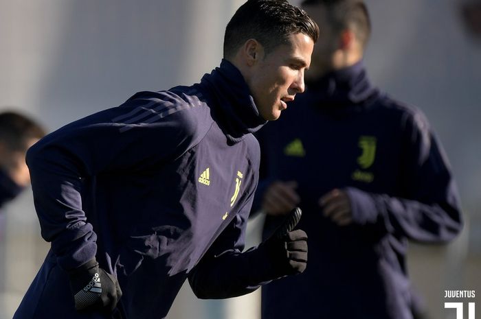 Megabintang Juventus, Cristiano Ronaldo, menjalani sesi latihan.