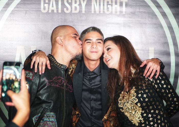 Ahmad Dhani dengan Maia Estianty datang ke ulang tahun Al Ghazali ke-21