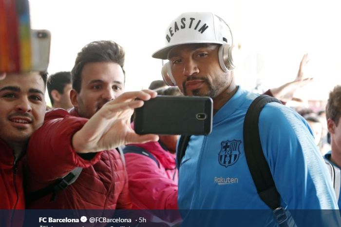 Pemain FC Barcelona, Kevin-Prince Boateng, berpose bersama penggemar.