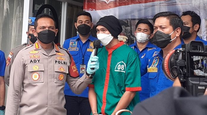 Anji Manji yang sekarang tersandung kasus narkoba jelas-jelas mengakui telah menghamili Sheila Marcia di luar nikah. Rini Wulandari minta Anji tanggung jawab.