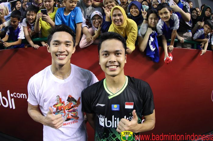 Jonatan Christie (kanan) dan Anthony Sinisuka Ginting seusai tampil pada laga ekshibisi Kejurnas PBSI 2019, di GOR Dempo Jakabaring Sports City, Palembang, Sumatera Selatan, Minggu (24/11/2019).