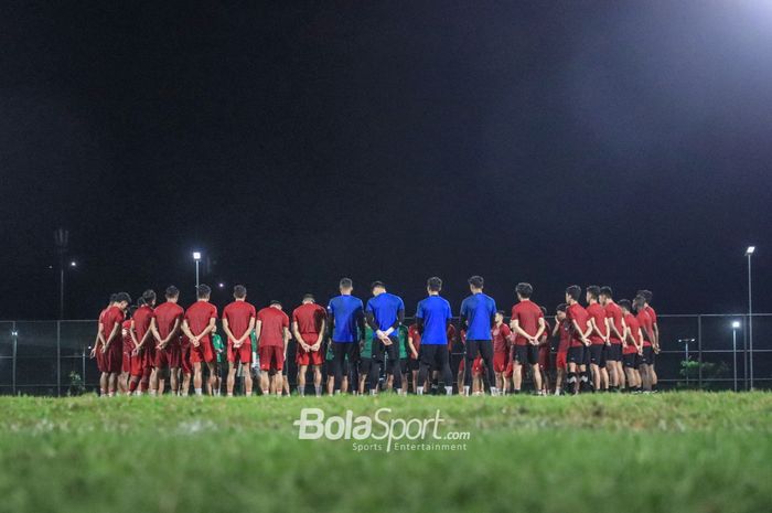 Skuat timnas Indonesia (skuad timnas Indonesia) sedang melakukan briefing saat berlatih di Lapangan Latih JIS (Jakarta International Stadium), Jakarta  Utara, Kamis (23/3/2023).