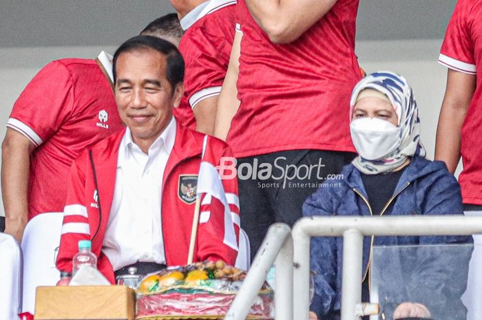 Presiden Republik Indonesia, Joko Widodo (kiri) alias Jokowi direncanakan hadir di laga Timnas Indonesia melawan Argentina di SUGBK, Senin (19/6/2023).