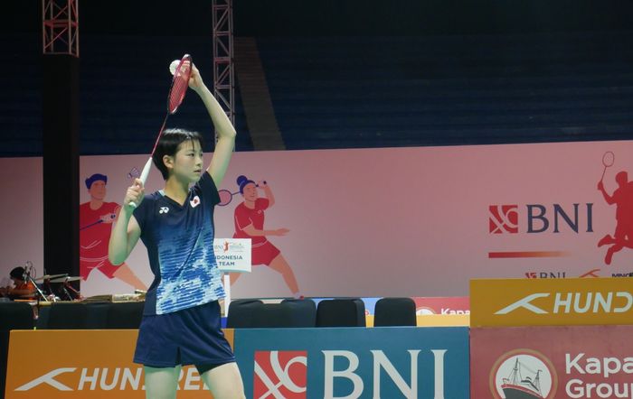 Tunggal putri Jepang, Tomoka MIyazaki saat hendak melakukan servis kepada Mutiara Ayu Puspitasari pada final beregu Kejuaraan Asia Junior 2023 di GOR Among Raga, Yogyakarta, Selasa (11/7/2023)