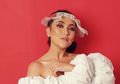 Foto dengan Seorang Pria, Tampilan Seksi Ayu Ting Ting Padukan Mini Dress dan Sandal Jepit Justru Jadi Sorotan!