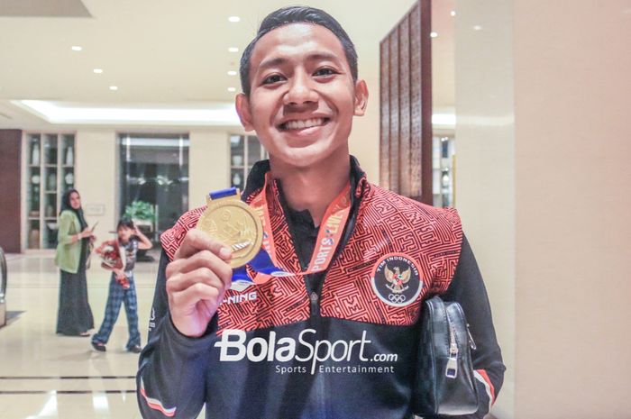 Gelandang timnas U-22 Indonesia, Beckham Putra Nugraha, sedang menunjukkan medali emas SEA Games 2023 saat ditemui di Hotel Fairmont, Senayan, Jakarta, Jumat (19/5/2023) malam.