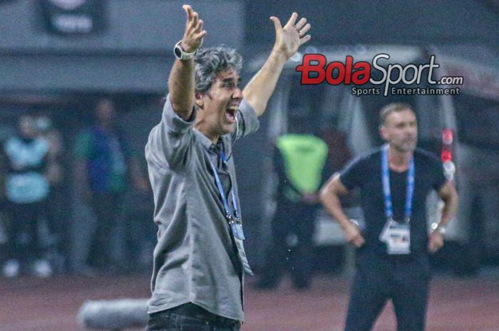 Pelatih Bali United, Stefano Cugurra alias Teco, sedang memberikan intruksi kepada para pemainnya saat bertanding di Stadion Patriot Candrabhaga, Bekasi, Jawa Barat, Minggu (24/9/2023).